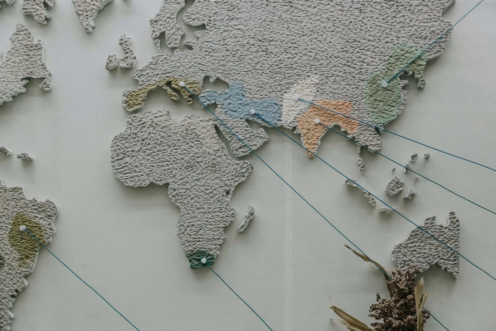 Setup profissional com monitor e teclado - Ambiente de trabalho organizado e tecnologia de ponta