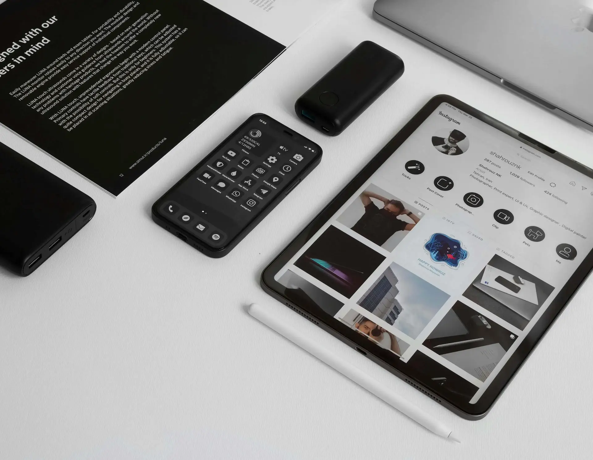 Setup profissional com monitor e teclado - Ambiente de trabalho organizado e tecnologia de ponta